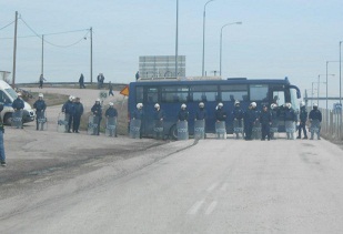 Έβαλαν τα ΜΑΤ απέναντι από τους αγρότες