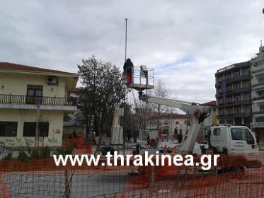 Ορεστιάδα: Τοποθετούν το χριστουγεννιάτικο δέντρο