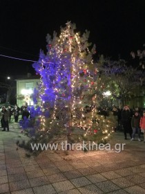 Άναψε το χριστουγεννιάτικο δέντρο στους Μεταξάδες