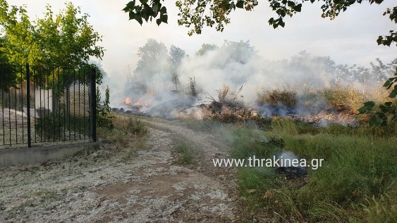 Τώρα: Φωτιά πλησίασε σπίτι και νηπιαγωγείο στην περιοχή του πρώην στρατοπέδου Σταθάτου