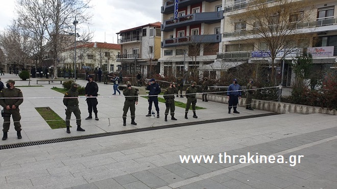 Έβαλαν τους νέους συνοριοφύλακες να προστατεύσουν τον Μηταράκη – Εκατοντάδες πολίτες ήδη στην πλατεία Ορεστιάδας