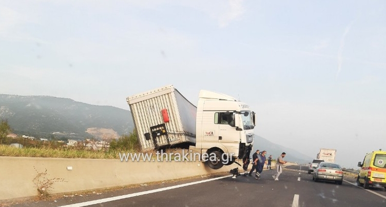 Τωρα: Σοβαρό τροχαίο με νταλίκα στην Εγνατία