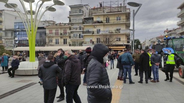 Τώρα: Έφτασαν τα τρακτέρ στο συλλαλητήριο