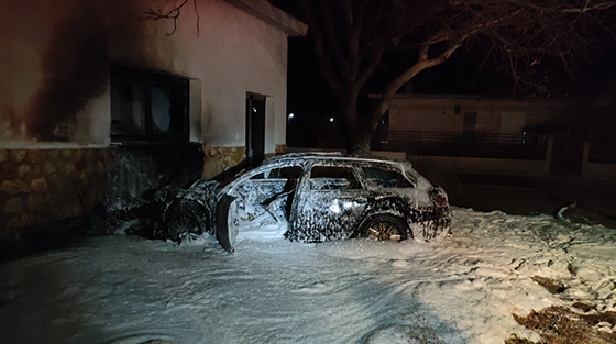 Αυτοκίνητο προσέκρουσε σε δημοτικό κτήριο και τυλίχθηκε στις φλόγες