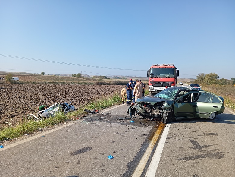 Πέντε τραυματίες ύστερα από μετωπική δύο αυτοκινήτων